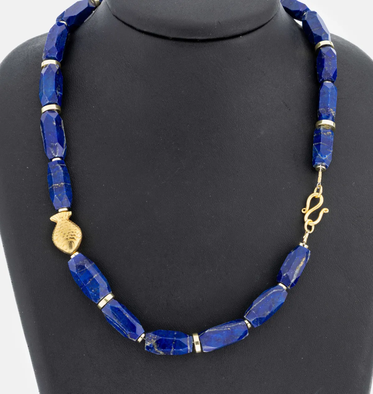 Lapis lazuli collier, met gefacetteerde lapis lazuli ruiten met pyrietinsluitsels ca. 18 - 20