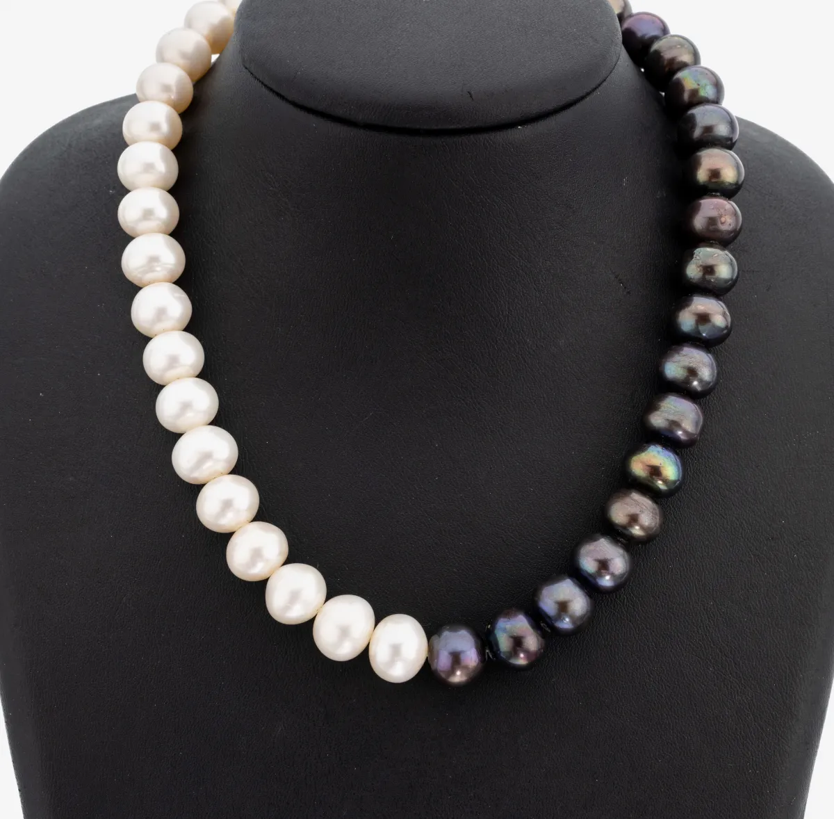 Collier de perles, original, 1 moitié blanche et 1 moitié anthracite chinoises