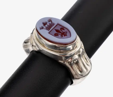 Chevalière en agate rubanée, argent, plaque ovale en agate rubanée avec gravure de blason, lys et