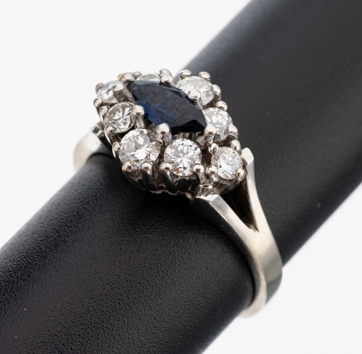 14 kt gouden saffier-briljant ring, witgoud 585/000, centraal saffier navette ca. 0,30 ct, 8