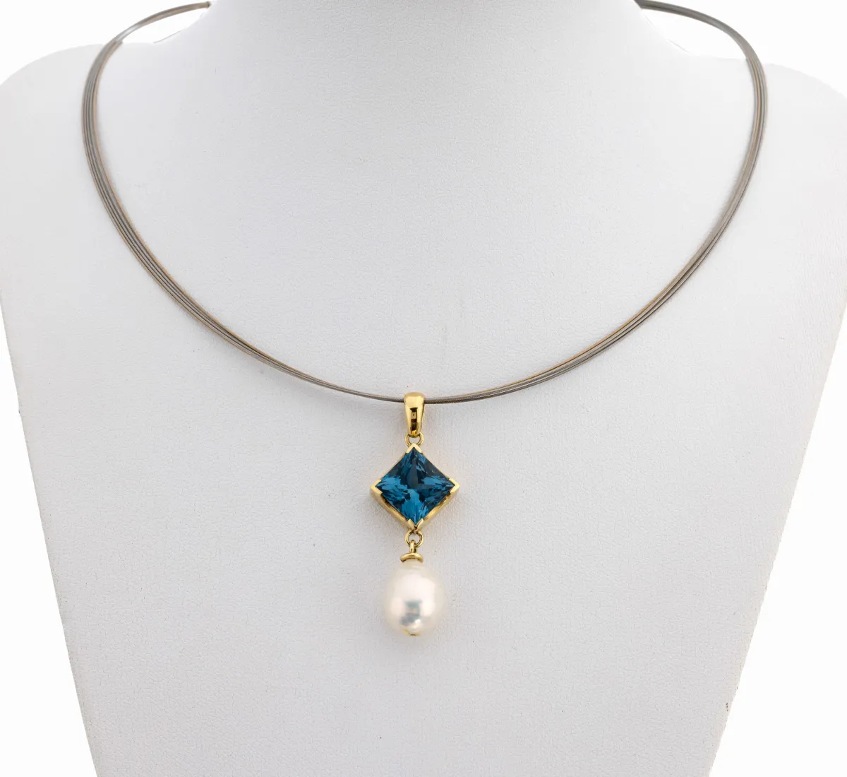 Pendentif topaze-perle or 14 ct, or gris 585/000, topaze London Blue facettée (traitée) env. 6.0