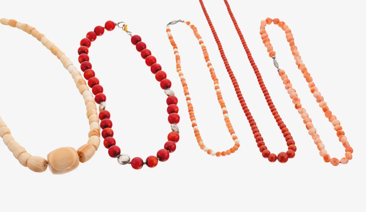 Lot van 9 kettingen en 1 armband, 1 x koraalkralen in verloop, diam. ca. 3,3-5,9 mm, L