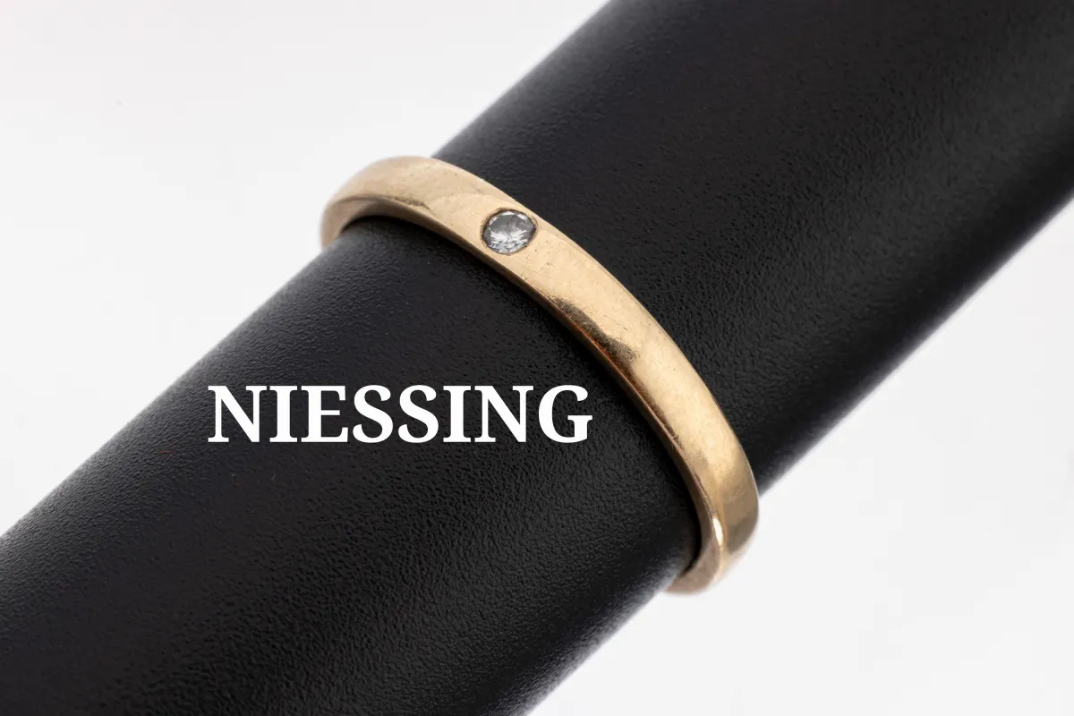 14 kt gold NIESSING diamond ring, WG 585/000, diamond approx. 0.03 ct cert. white/p, sec.,