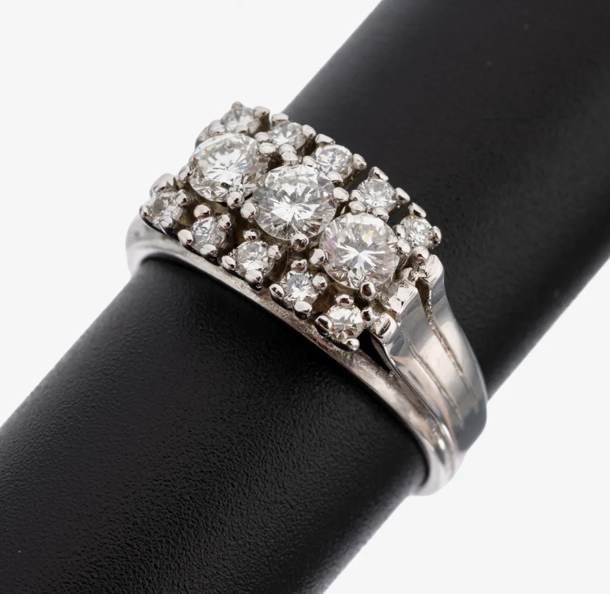 14 kt goud diamanten ring, WG 585/000, 13 diamanten tot. ca. 0,99 ct (grav.) wit/p,
