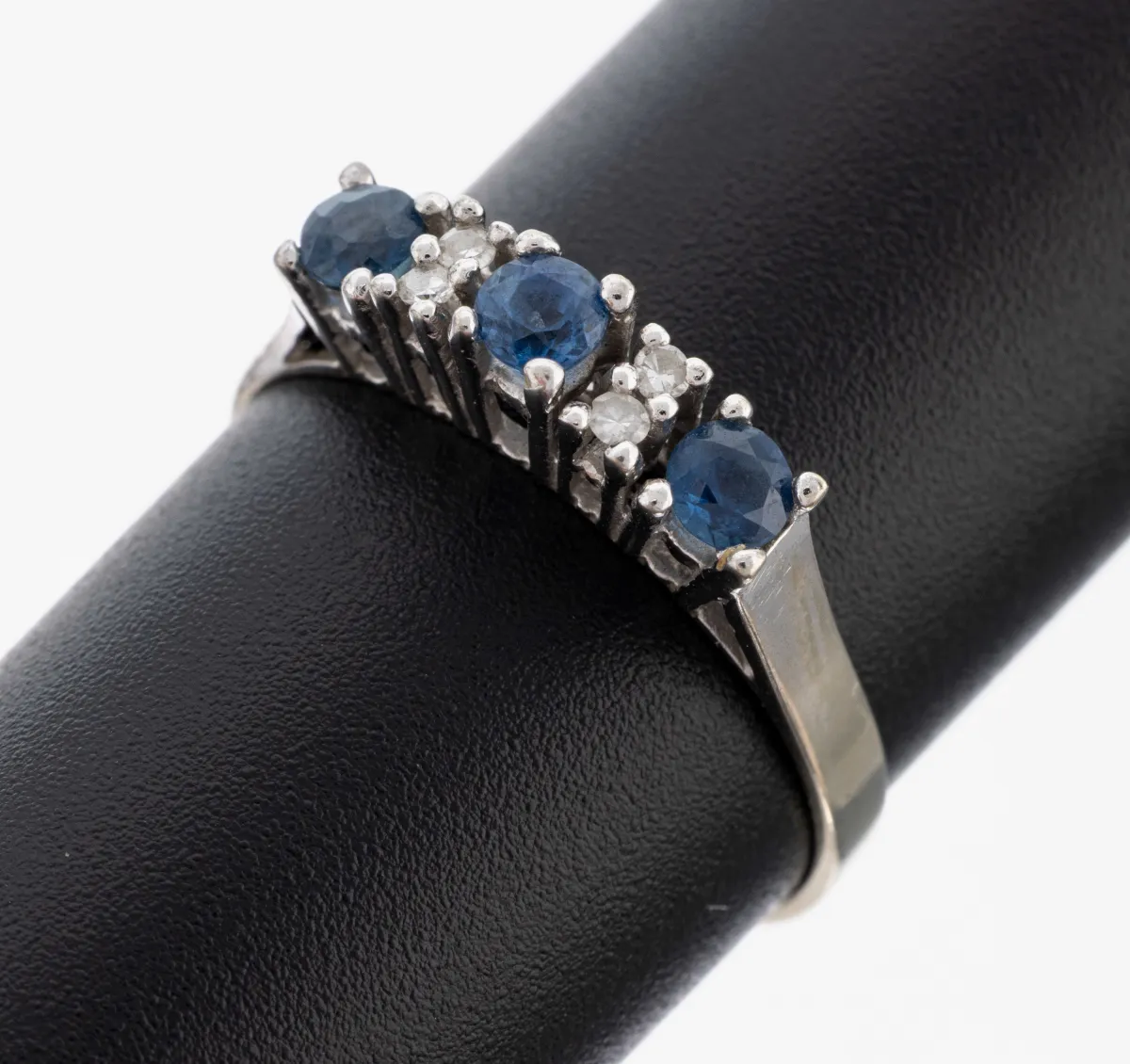 14 kt Gold Saphir-Diamant-Ring, WG 585/000,3 rundfacett. Saphire zus. ca. 0.25 ct, 4