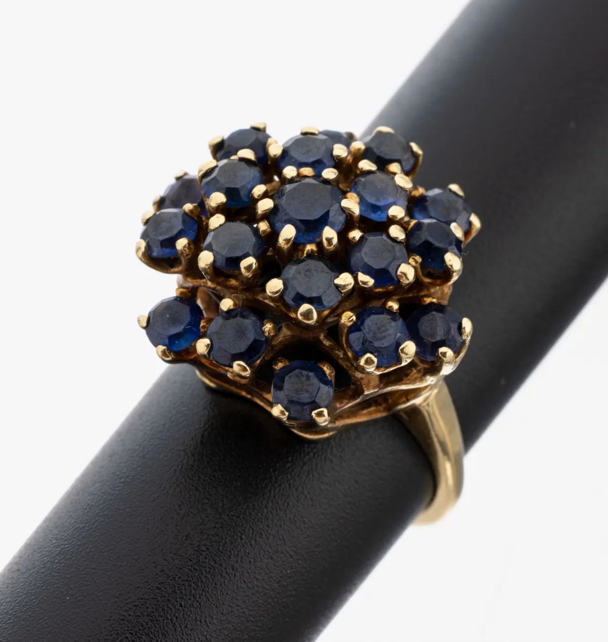 14 kt Gold Saphir-Ring, GG 585/000, hoher Aufbau, 19 rundfacett. Saphire zus. ca. 2.0