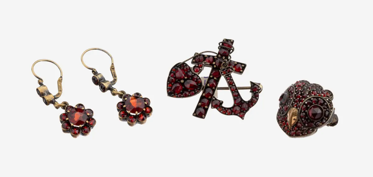 Granat-Konvolut, 1 x Brosche mit Anker, Herz und Kreuz, 1 Brosche in Form eines