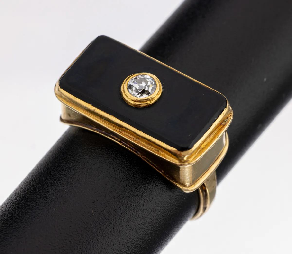 14 kt gold onyx-diamond ring, 1930s, yellow gold 585/000, onyx plate, centrally