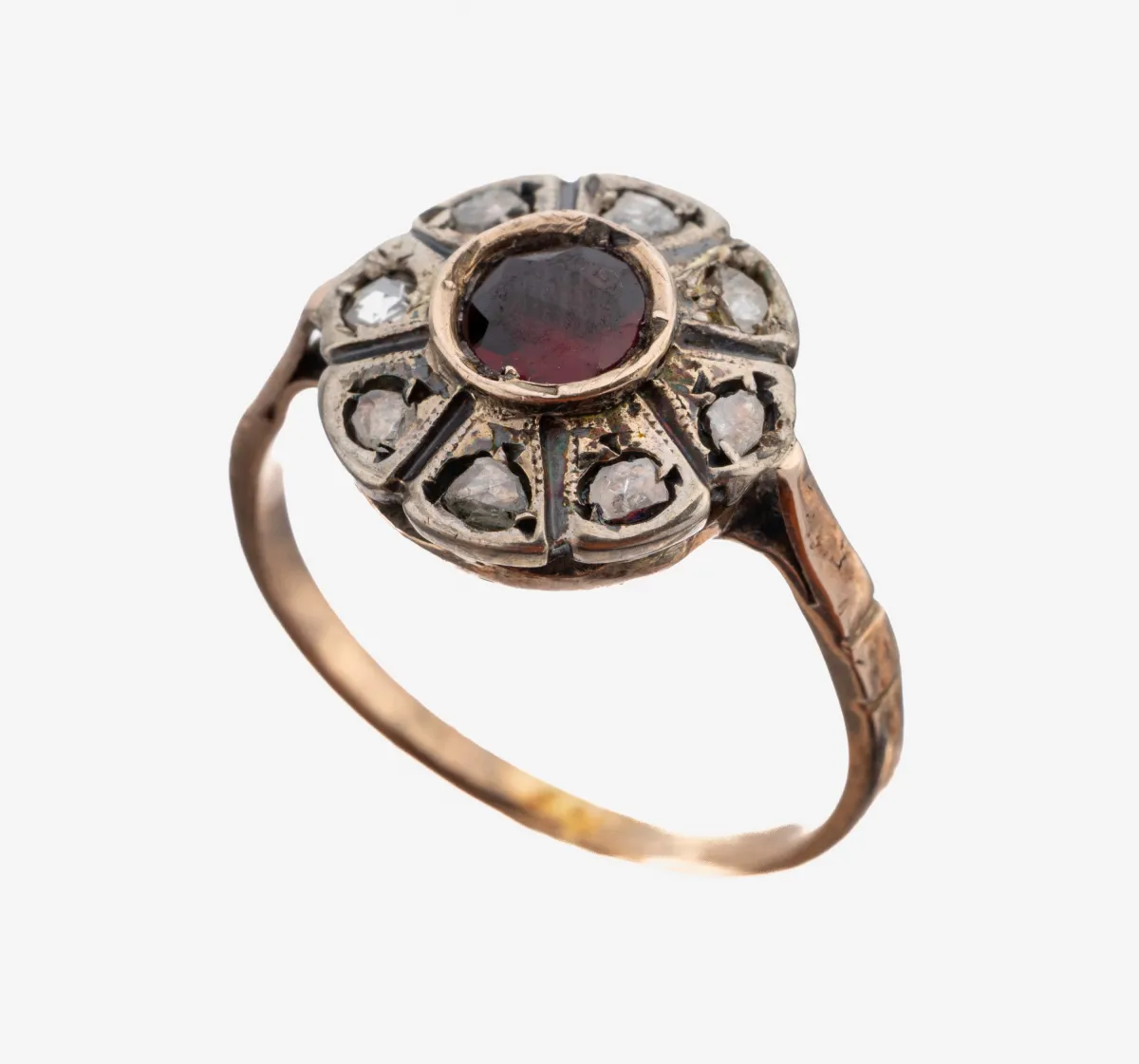 8 kt Gold Granat-Diamant-Ring, um 1920, GG 333/000 gepr., Ringkopf Silber, mittig kl