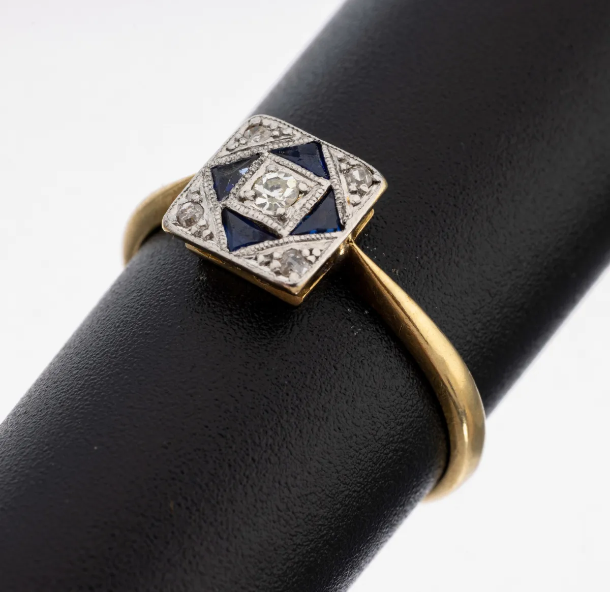 18 kt gold Art Deco sapphire-diamond ring, circa 1930, yellow/white gold 750/000, square