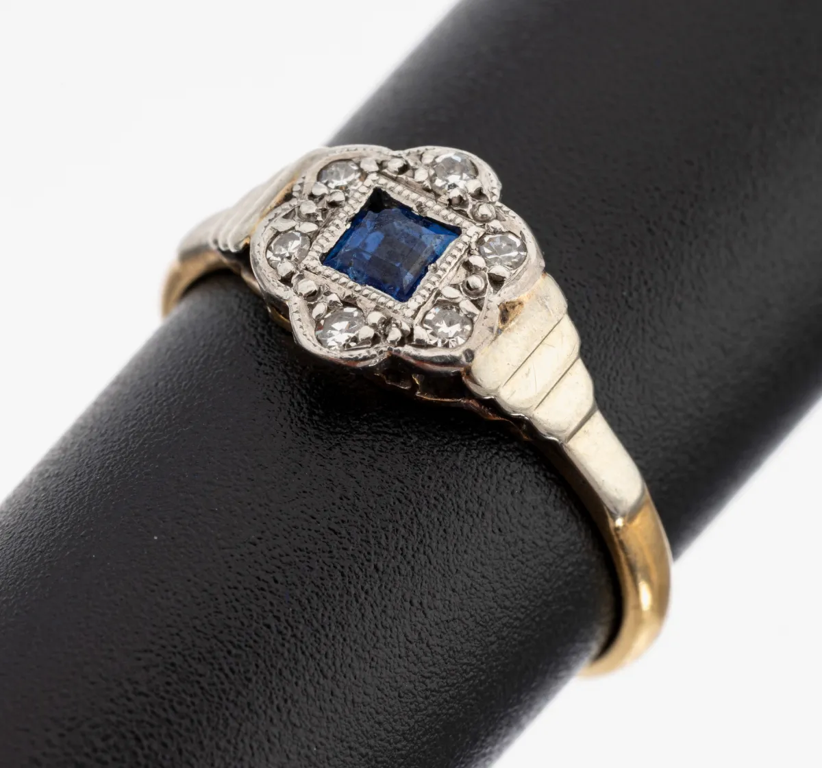18 kt gold sapphire-diamond ring, 750/000 gold, ring head platinum, central square sapphire
