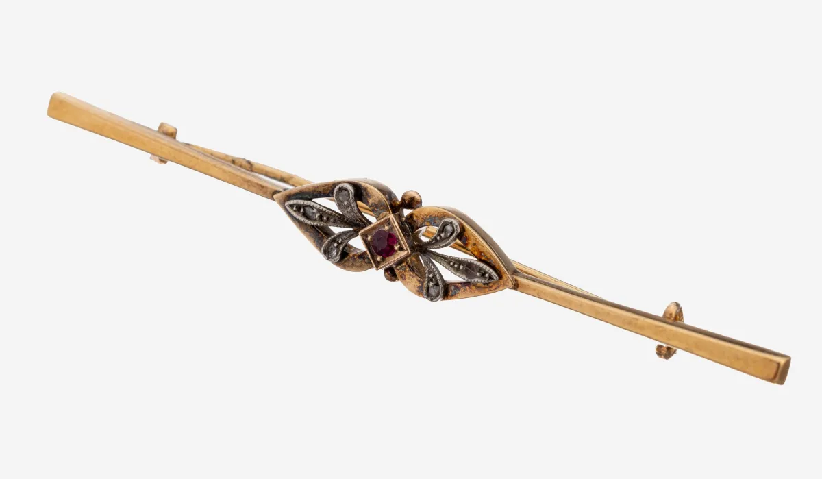 14 kt gold ruby-diamond brooch, circa 1900, yellow gold 585/000 hallmarked, central floral element,