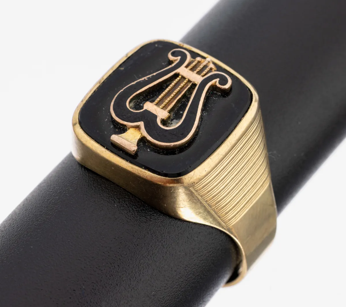 8 kt gold onyx signet ring, circa 1900, gold 333/000, onyx plate with applied lyre, size 67,