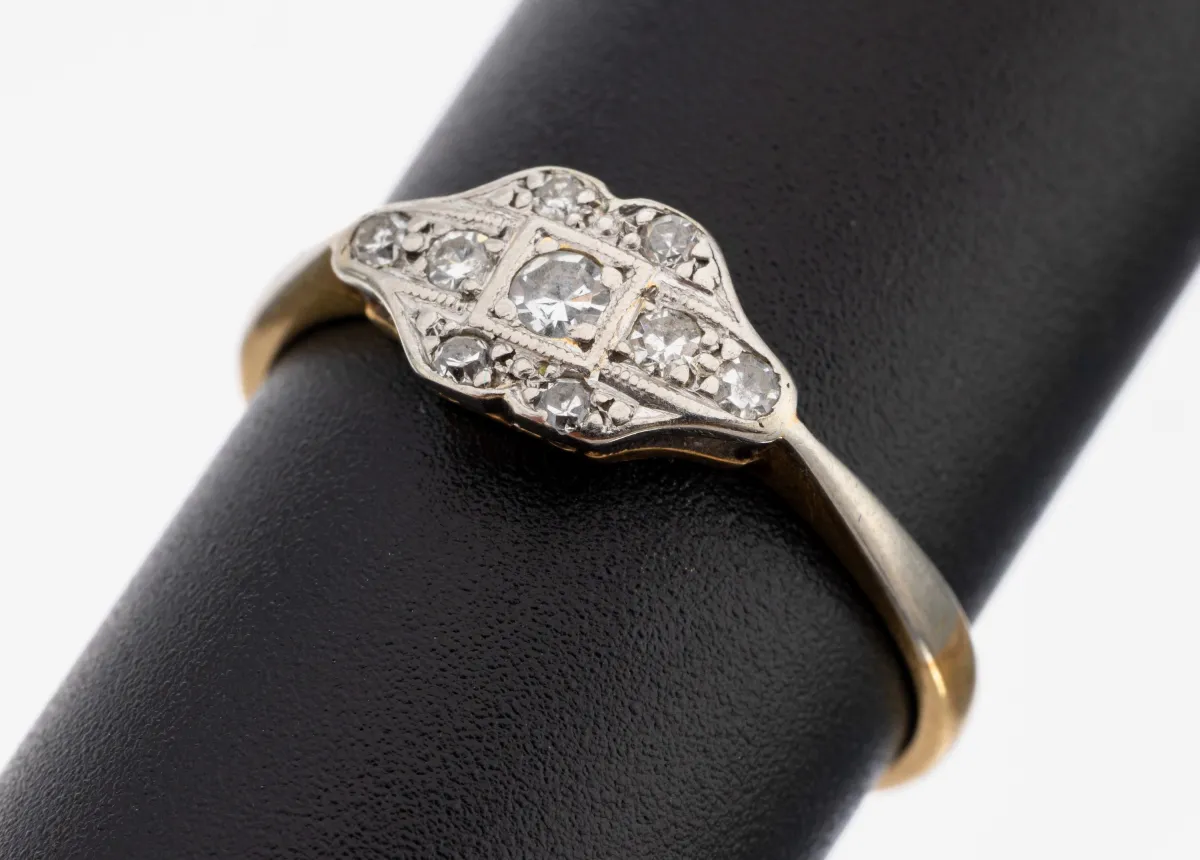 18 kt gold diamond ring, circa 1920, hallmarked 750/000, head in platinum, 9 diamonds