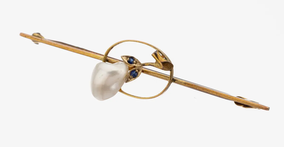 9 kt gold sapphire-pearl brooch, circa 1900, hallmarked 375/000, plain bar, central oval