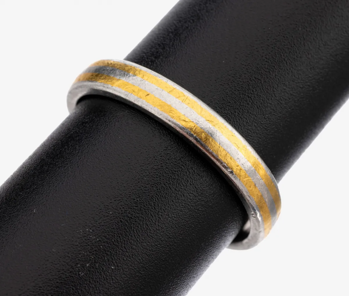 Platinum and 24 kt gold ring, Pt 950/000 and GG 999/000, plain, ring band with pers