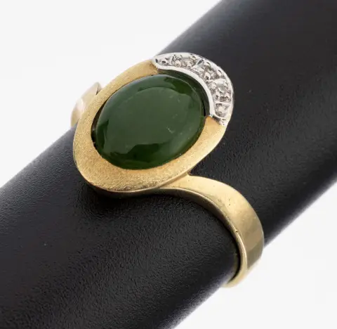 14 kt goud jade-diamant ring, goud 585/000, ovale nefriet cabochon, 3 8/8 diamanten tot