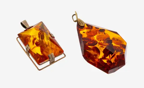 Lot van 2 8 kt gouden barnsteen hangers, goud 333/000, 1 grote abstracte druppel, oog