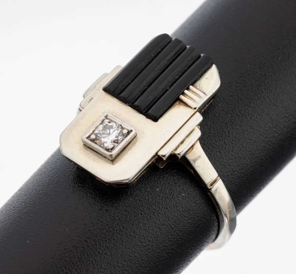 18 kt Gold Art Deco Onyx-Brillant-Ring, WG 750/000, geriefte Onyx-Einlage, Brillant ca