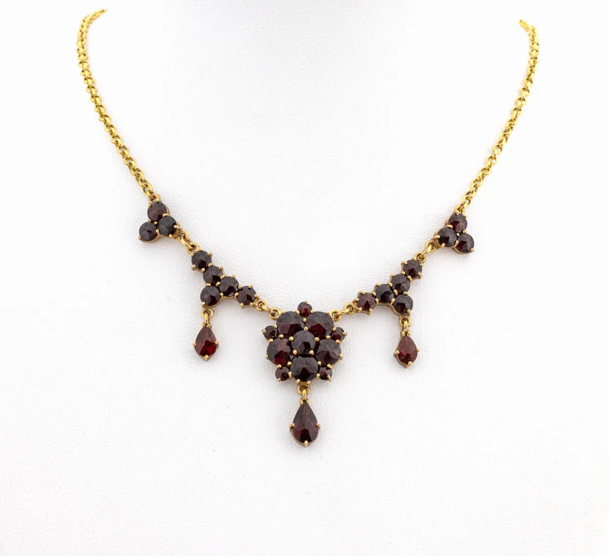 Collier grenat en or 8 ct, or 333/000, partie centrale avec 3 pendentifs mobiles, rond et