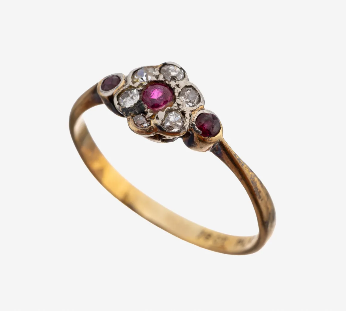 Bague rubis-diamant en or 18 ct, vers 1920, or jaune 750/000, 3 petits rubis ronds facettés, 6 petits