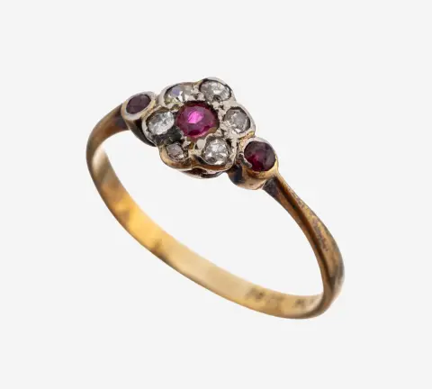 Bague rubis-diamant en or 18 ct, vers 1920, or jaune 750/000, 3 petits rubis ronds facettés, 6 petits