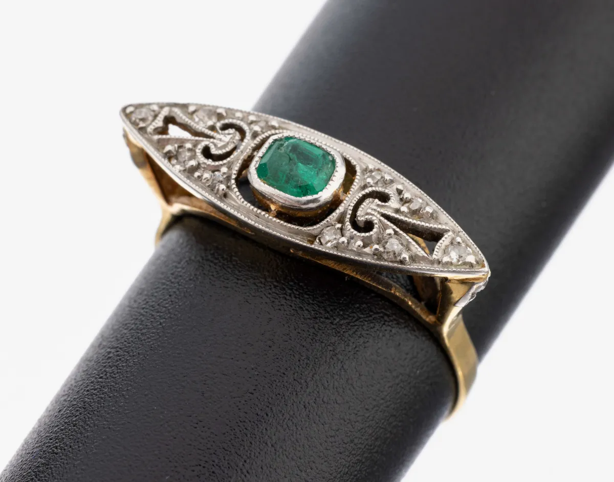 18 kt gouden art deco smaragd-diamant ring, circa 1925-30, gekeurd 750/000, navettevorm
