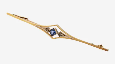 Broche saphir-diamant en or 15 kt, Angleterre, vers 1920, poinçonnée 625/000, petit saphir central