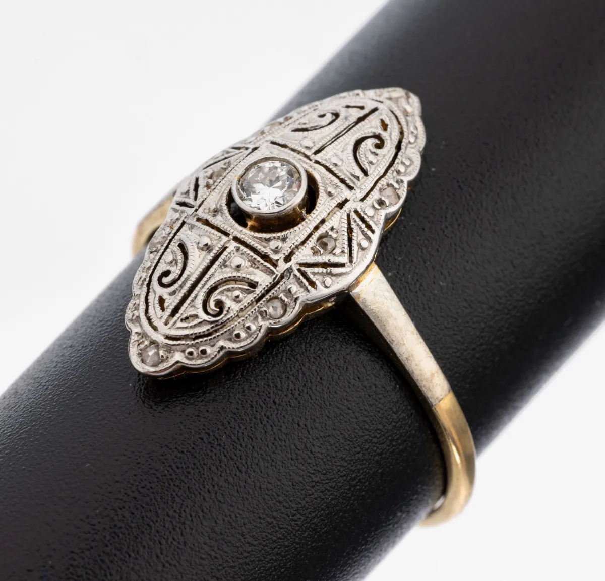 14 kt Gold Diamant-Ring, 1930er Jahre, GG/WG 585/000, Ringkopf durchbrochen, mittig