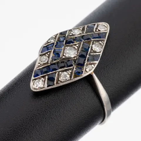 Bague platine diamant-saphir, années 1930, platine poinçonné, dite bateau, 25 saphirs