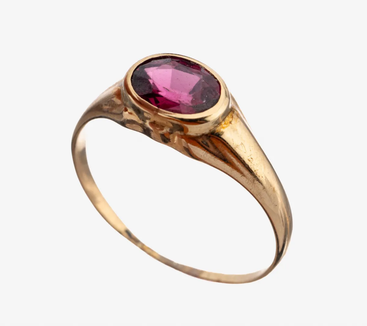14 kt Gold Granat-Ring, GG 585/000, ovalfacett. Granat, RW 52, ca. 1.9 g