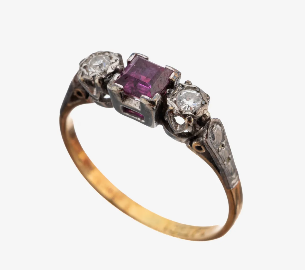 18 kt Gold Rubin-Brillant-Ring, 1920er Jahre, GG 750/000, Ringkopf Platin, mittig