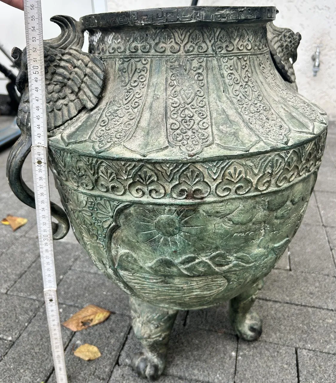 古董华丽器皿(带动物造型的青铜瓮)