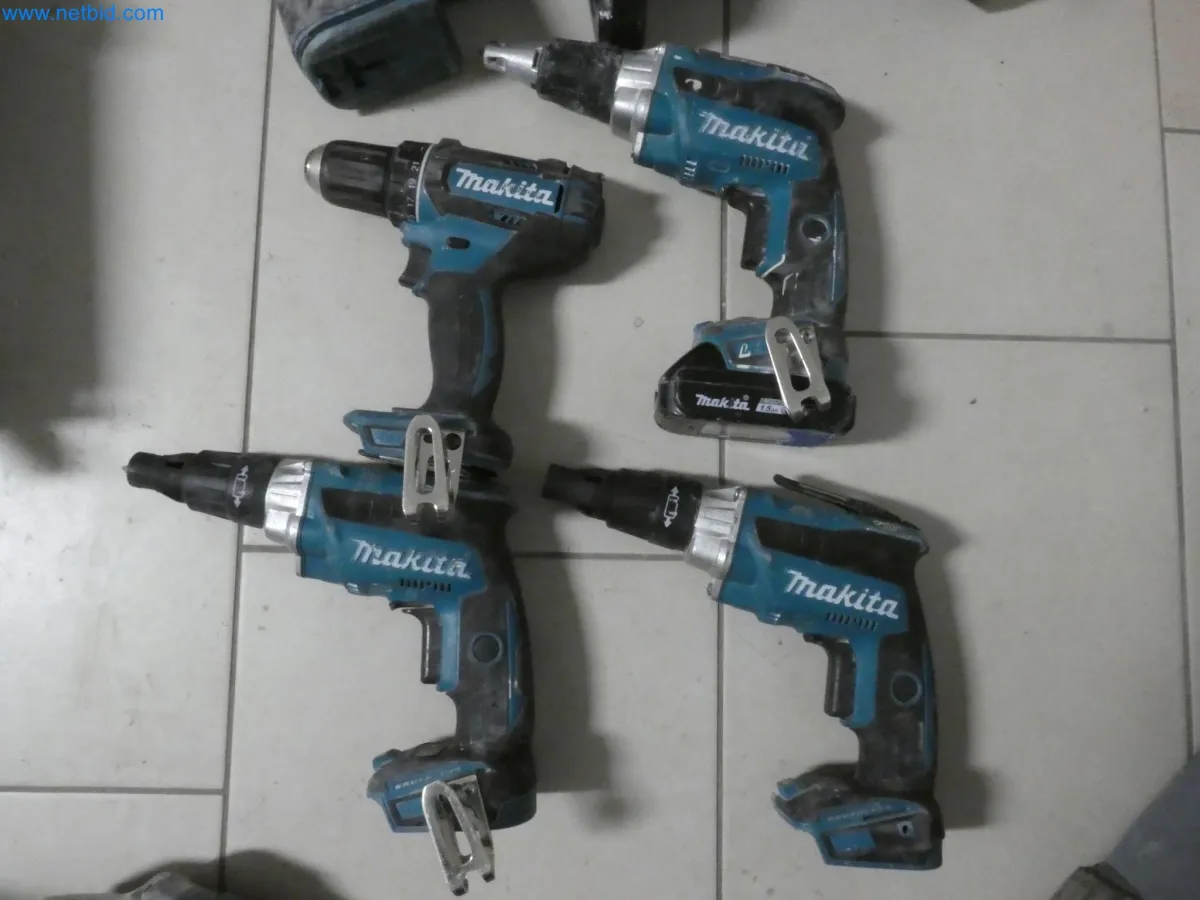 2 mașini de găurit cu acumulator Makita DFS251