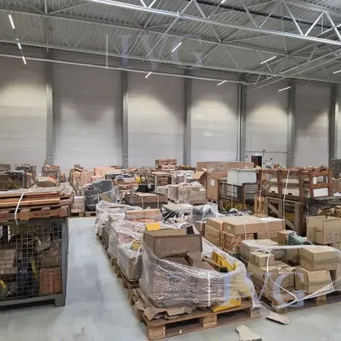 Omfattende lager af dele til entreprenørmaskiner BOBCAT/CATERPILLAR/CUMMINS/KOMATSU