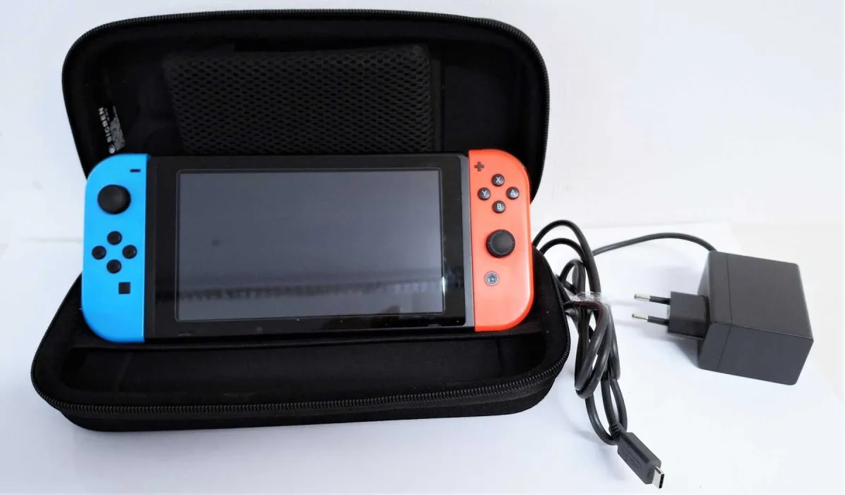 1 консоль Nintendo Switch, HAC-001 (-01) і 2 контролери Switch