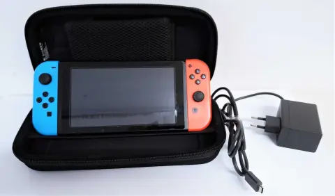 1 consolă Nintendo Switch, HAC-001 (-01) și 2 controllere Switch