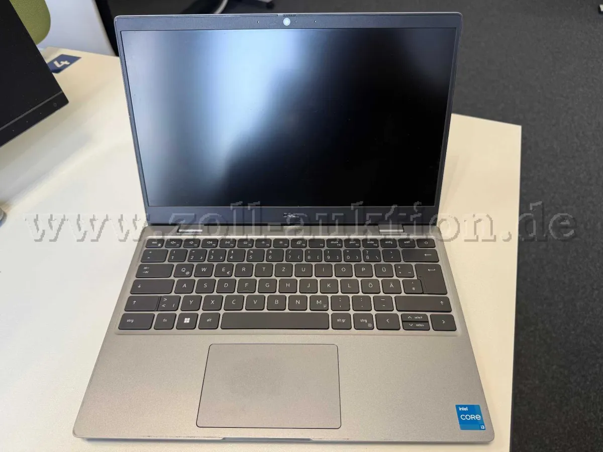 1 laptop Latitude 3330, 13,3 tommer, 256 GB, inkl. strømforsyning