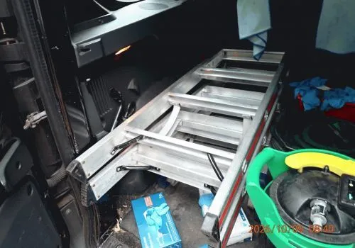 2 aluminium folding ladders, 1 x 3-step, 1 x 4-step