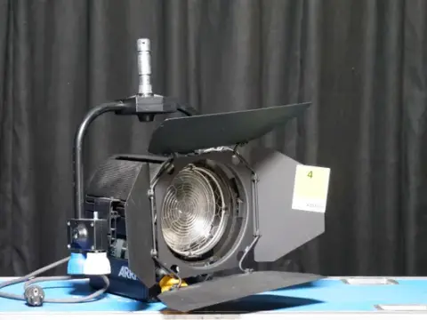 ARRI True Blue ST1 proiettore a lente variabile 1kW, set da 4 in valigia