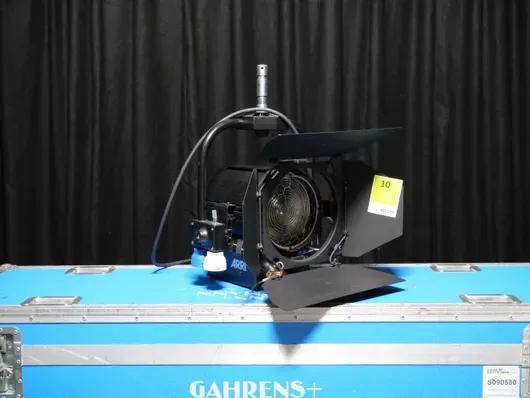 ARRI True Blue ST1 1 kW kademeli mercekli spot, kasada 4'lü set