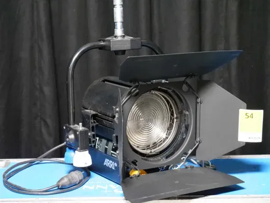 ARRI True Blue ST1 1kW reflector cu lentilă treptată, set de 4 în valiză