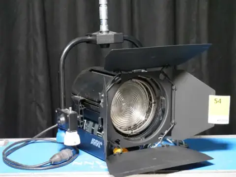 ARRI True Blue ST1 1kW reflector cu lentilă treptată, set de 4 în valiză