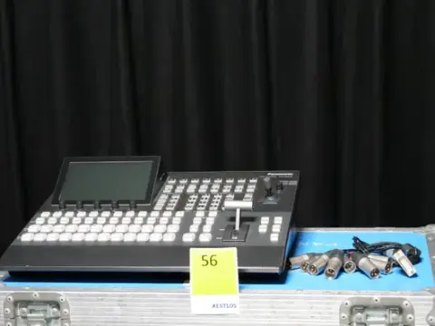 Panasonic AV-HS 410E mixer video HD/SD, incl. ieșire Tally, incl. valiză