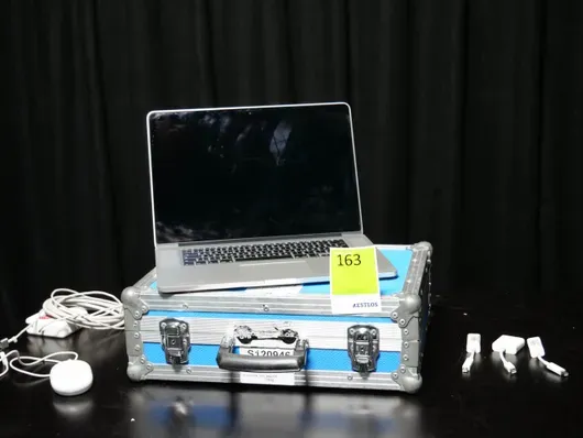 Apple MacBook Pro Retina 15" con ratón