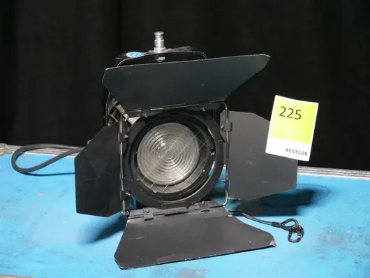 Set od 6 ARRI 650 W reflektora s lećom u koferu