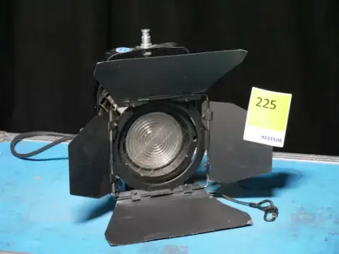 Sett med 6 ARRI 650 W trinnlinseprojektører i koffert