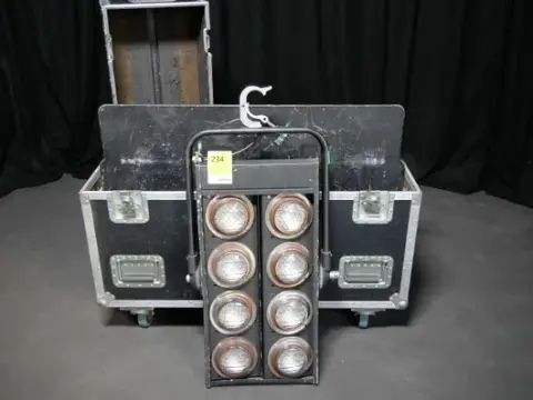 2x 8-Lite Blinder i case