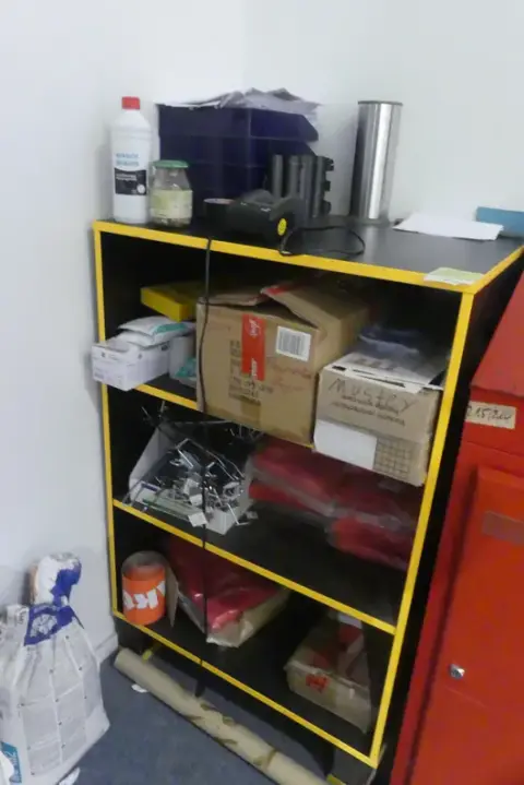 رف مع محتويات