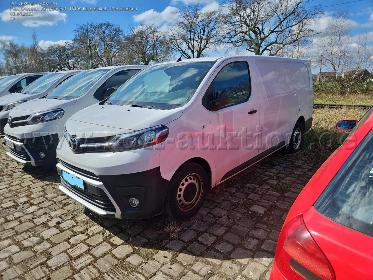 1 osobni automobil Toyota Proace Verso - za popravak